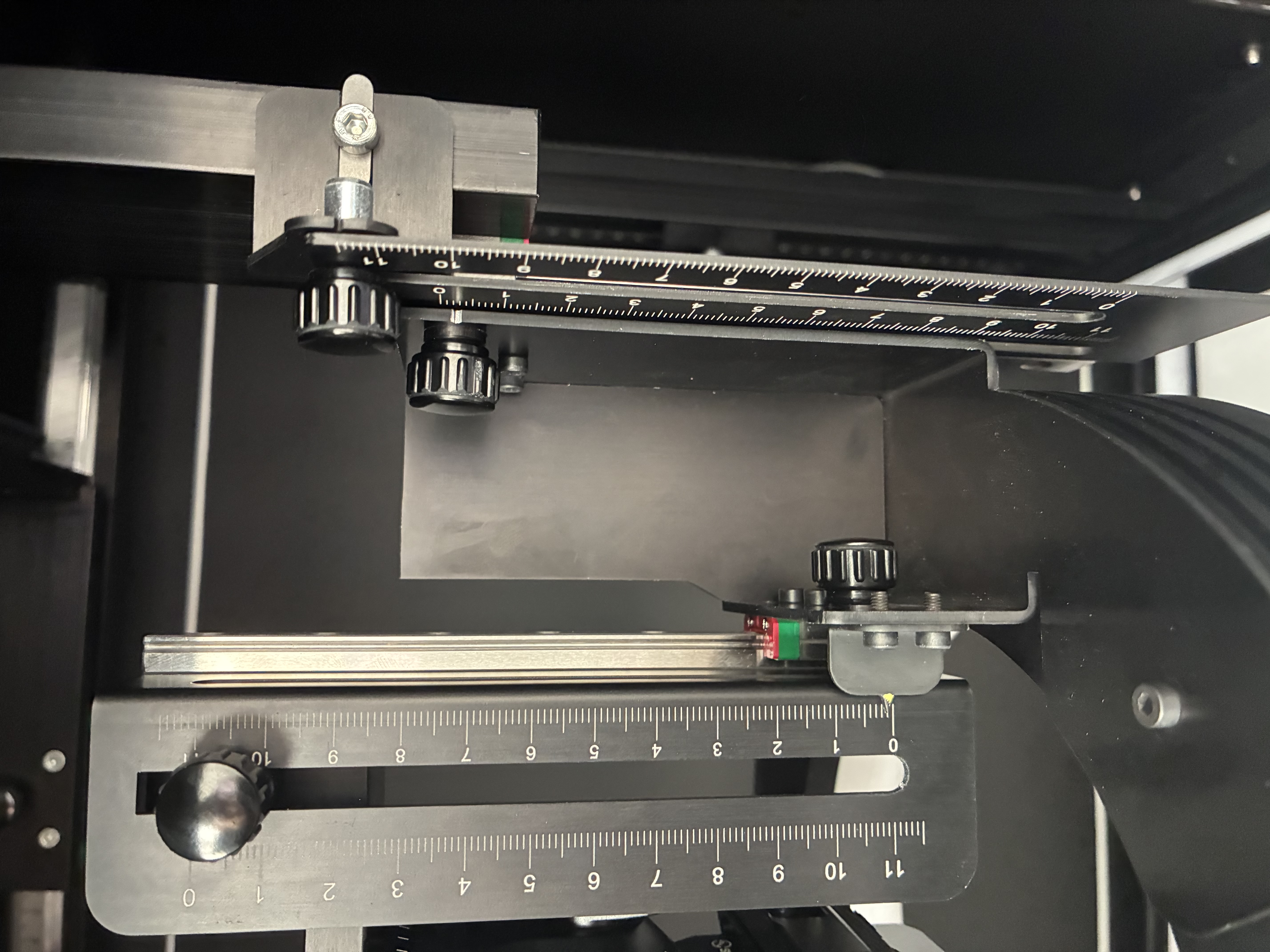 Slitte verticali e scale graduate per ring light e telecamera principale